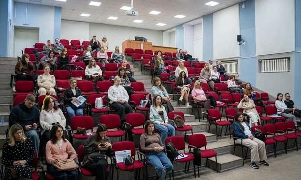 В архангельском перинатальном центре будущим родителям показали палаты и тренажеры, призванные снизить тревожность перед родами