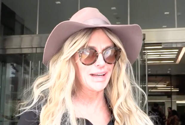 Модель с изуродованным от паразита лицом рассказала о разрыве грудного импланта