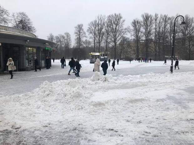 За день петербуржцы около 340 раз пожаловались на гололед и неубранный снег