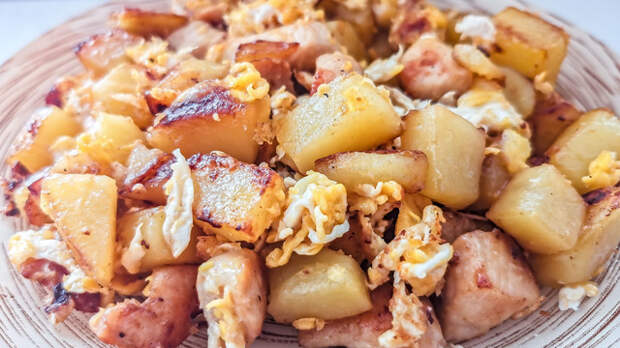 Фото к рецепту: Рецепт жареной картошки с курицей и яйцом