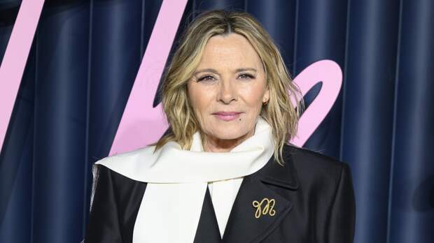 Фото 69-летней звезды «Секса в большом городе» в прозрачном плаще вызвало ажиотаж в сети