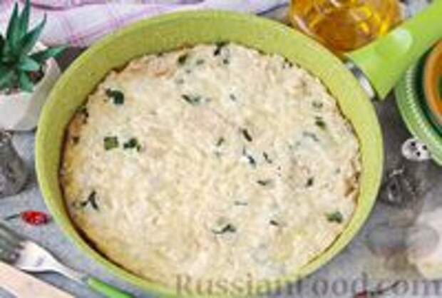 Фото к рецепту: Запеканка из риса с курицей и шпинатом (на сковороде)