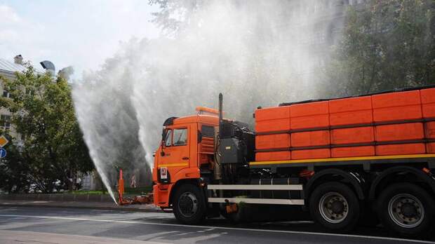 В Москве из-за жаркой погоды начали регулярно поливать дороги