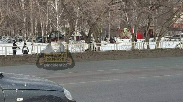 На Павловском тракте юные хулиганы бросали в проезжающие автомобили снежки