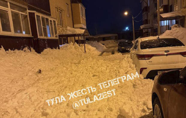 В тульском Скуратово снег с крыши повредил автомобиль
