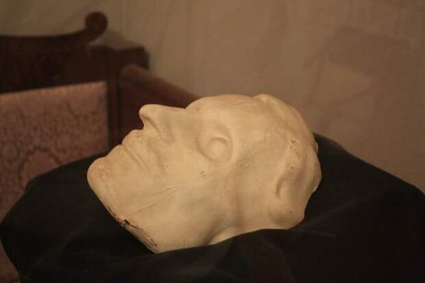Гоголь живой похоронен. Посмертная маска Гоголя. Посмертную маску писателя Николая Гоголя.