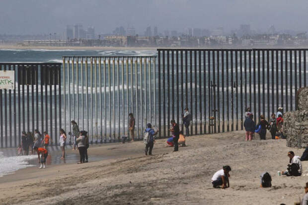 Американо-мексиканская граница в некоторых местах разделяется полноценной стеной, а в некоторых — только забором граница, мексика, сша