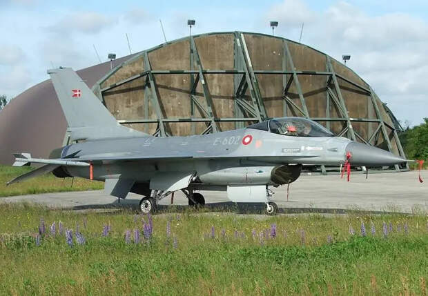 Дания отказывается готовить украинских пилотов на истребители F-16 после 2024 года