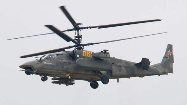 Появились кадры сопровождения гуманитарных колонн российскими вертолетами