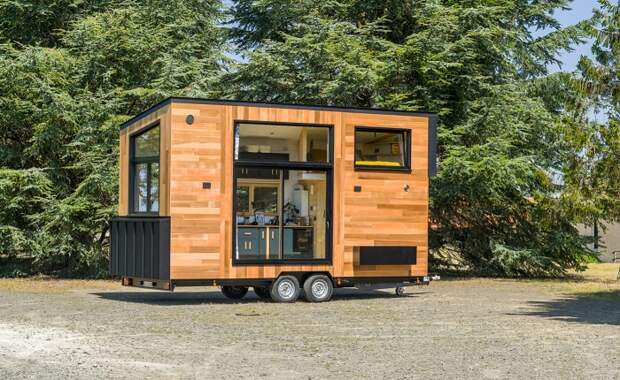 Щедрое остекление делает французский крошечный дом более просторным и светлым (модель The ia Orana). | Фото: autoevolution.com. Щедрое остекление делает французский крошечный дом более просторным и светлым (модель The ia Orana). | Фото: autoevolution.com.