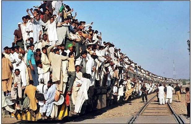 Так в Пакистане выглядит поездка на поезде невероятное, удивительное, фото
