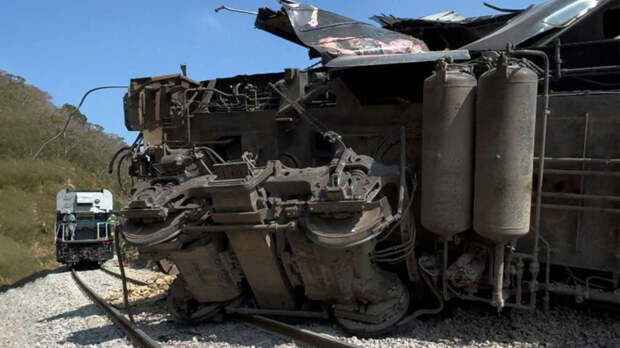 Поезд сошел с рельсов в Мексике, 13 человек погибли, почти 100 пострадали