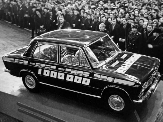 21 декабря 1973 года с конвейера завода в Тольятти сошел миллионный автомобиль. Им стал ВАЗ-2103 Жигули СССР, автозавод
