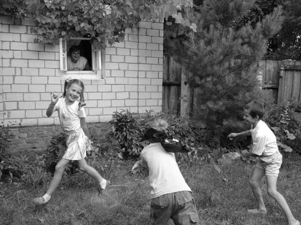 В салки можно было играть не только во дворе, но и в любом другом месте В салки можно было играть не только во дворе, но и в любом другом месте