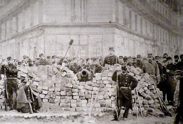 Баррикада на углу бульваров Вольтера и Ришар-Ленуар. Париж, 1871 год