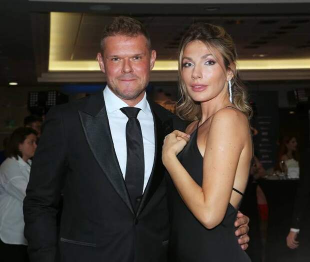 После слухов о разводе Владимир Яглыч появился вместе с женой на публике