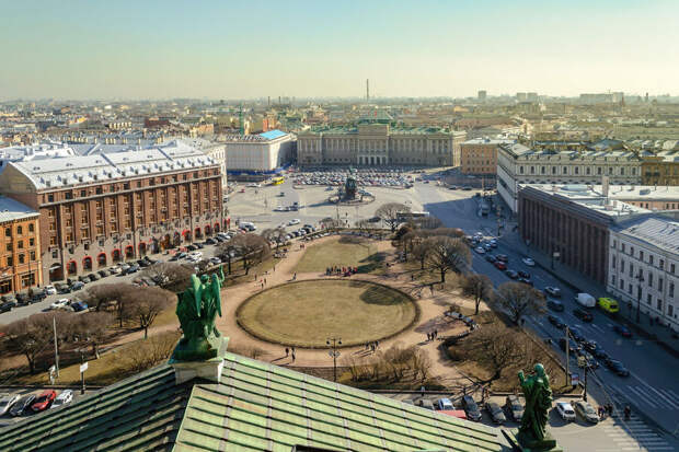 Пьяных туристов задержали после прогулки по крыше здания в центре Петербурга