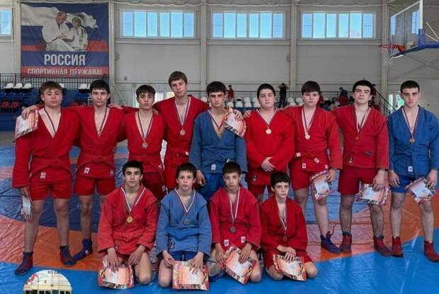 Спортсмены из Тахтамукайского района показали хорошие результаты на районных соревнованиях по самбо среди юношей