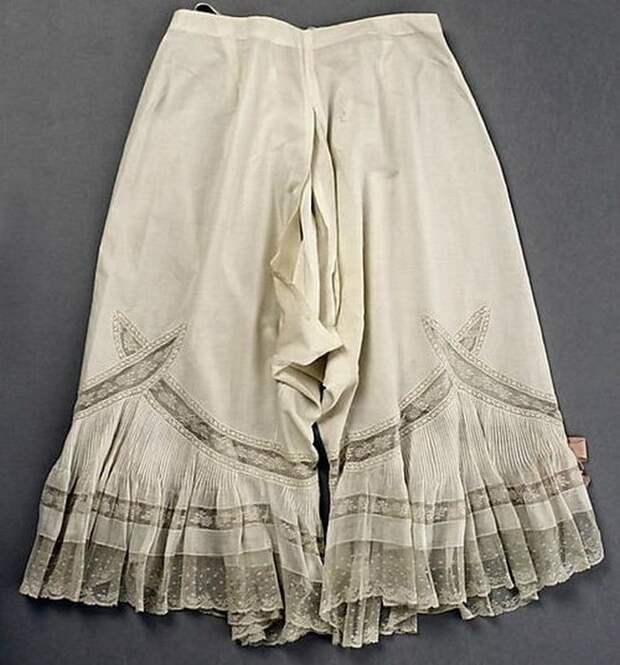 Батистовые панталоны с тиснением и рюшами. Конец 19-го века.