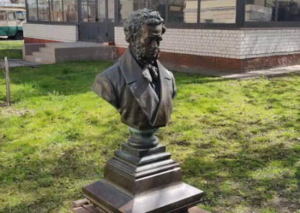 В 2022 году на Украине дерусифицировали около 10 тыс. названий и демонтировали 145 памятников В 2022 году на Украине дерусифицировали около 10 тыс. названий и демонтировали 145 памятников