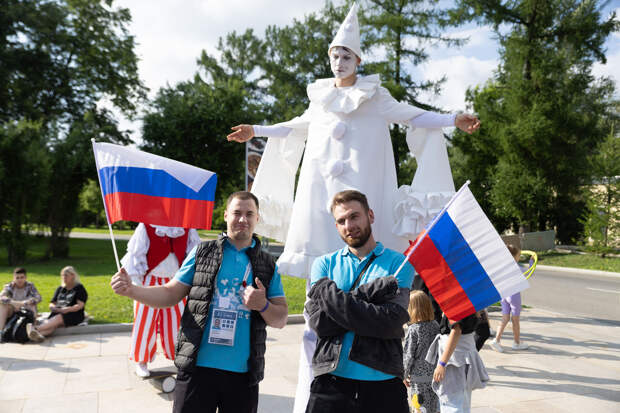 Более тысячи человек приняли участие в цирковом шествии на выставке «Россия»