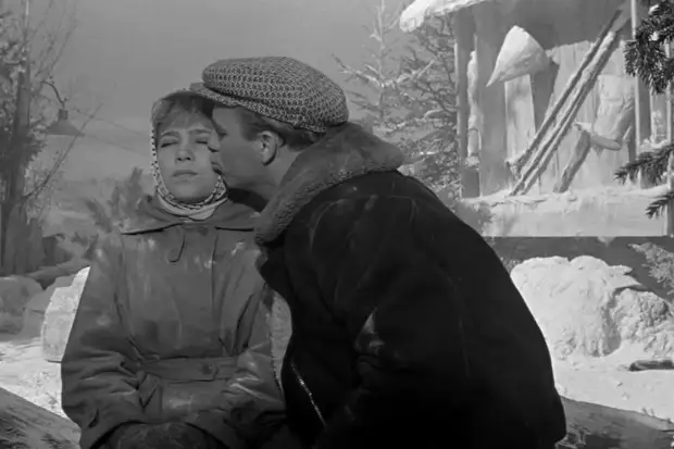 Самые красивые сцены с поцелуями в советских фильмах .
