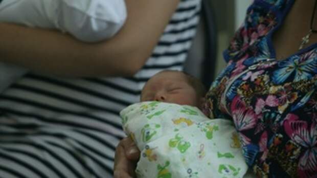 Мама с младенцем на руках / Фото: amic.ru