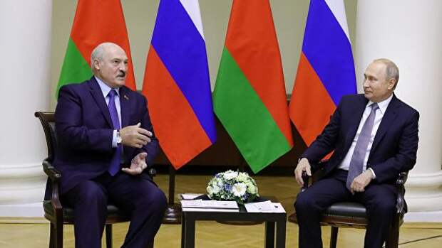 Президент РФ Владимир Путин и президент Белоруссии Александр Лукашенко во время беседы в Таврическом дворце Президент РФ Владимир Путин и президент Белоруссии Александр Лукашенко во время беседы в Таврическом дворце