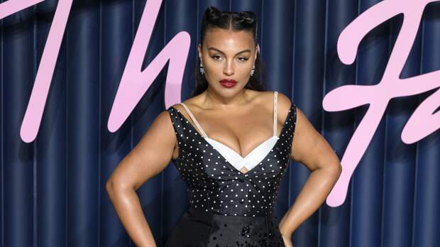 Известная плюс-сайз-модель обнажила грудь для журнала