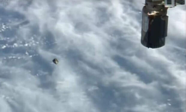 С МКС сняли на видео неопознанный объект: неизвестный космический корабль 20 минут летел рядом