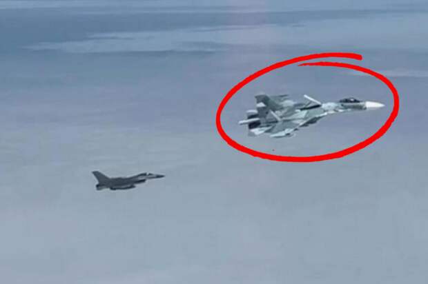 Вчерашний пролёт «Сухого» над F-16