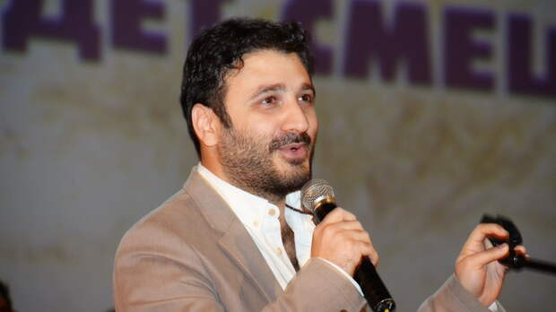 "Великие ребята", но… "песок сыпется": Режиссёр Андреасян высказался о российских новогодних вечеринках