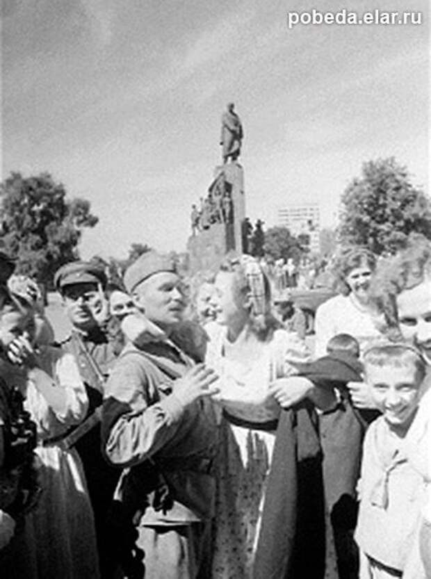 Харьковчане встречают освободителей. 23 августа 1943 года
