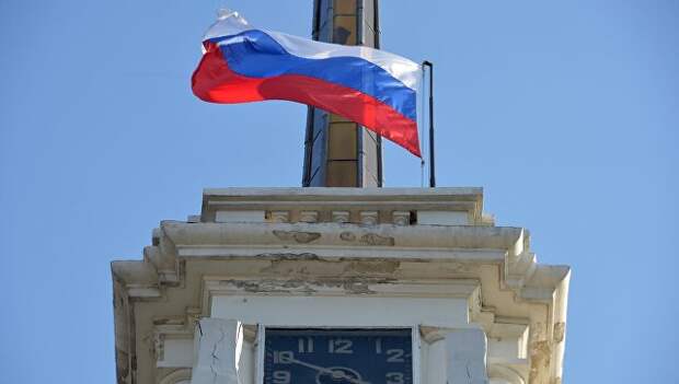 Часы на башне драматического театра на площади Ушакова в Севастополе. Архивное фото