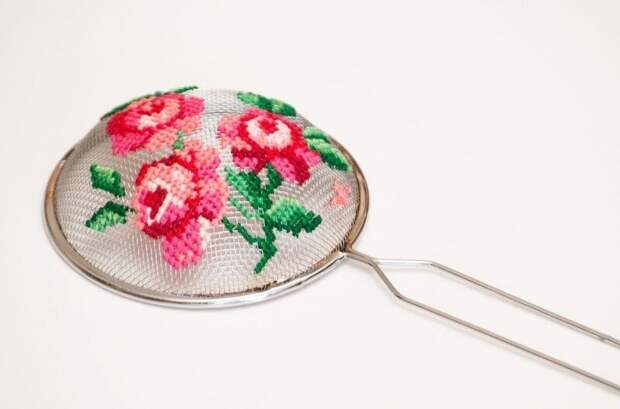 От стаканов до чайного ситечка: 8 работ чилийской мастерицы, которая вышивает на кухонной утвари