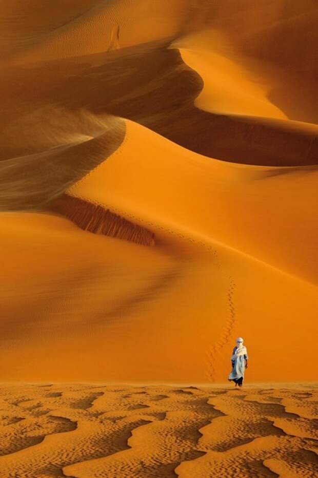 Мужчина, идущий по пустыне во время сильного ветра, в Туареги в Ливии. Автор: Marsel van Oosten.