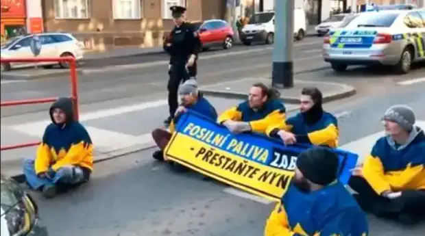 Тайное оружие Путина:  В Чехии местные жители отпинали микроМайдан....