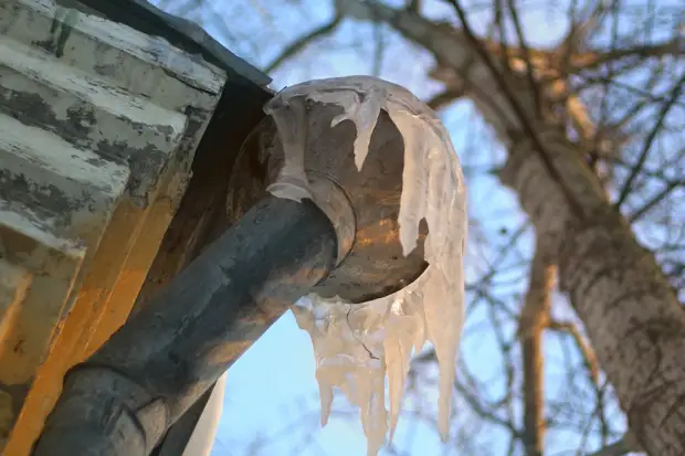В Новосибирске вода с крыши затопила десятки квартир в многоэтажном доме
