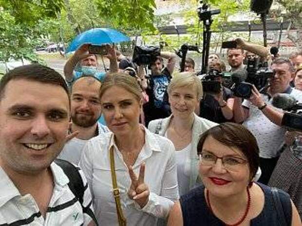 Деморализация и подавленность: сторонники Навального об отъезде Соболь Деморализация и подавленность: сторонники Навального об отъезде Соболь