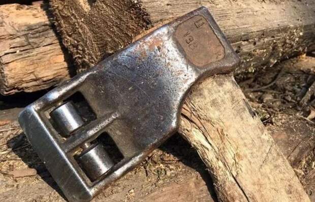 Для чего в советские времена топор делали с  роликами