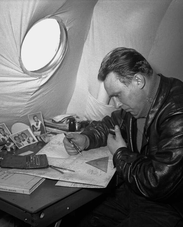 Научно-исследовательская дрейфующая полярная станция «Северный полюс-3». Начальник станции Алексей Трешников у себя в палатке за рабочим столом Яков Рюмкин, апрель 1954 года, МАММ/МДФ.