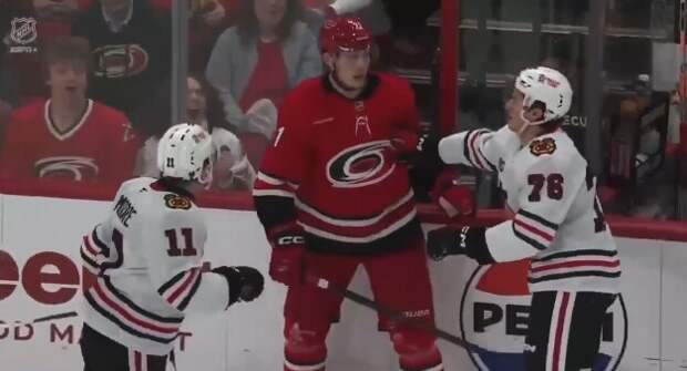 Никишин устроил драку в НХЛ и уложил американца Мура на лед