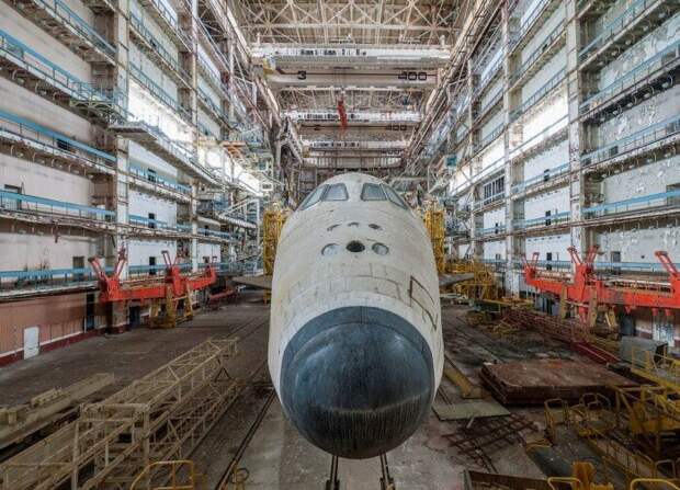 Заброшенный космический корабль «Буран»