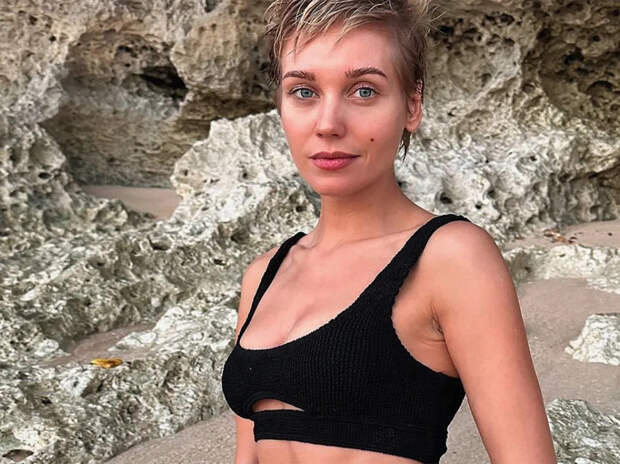 Кристина Асмус засветилась в белых трусах и с кокосом