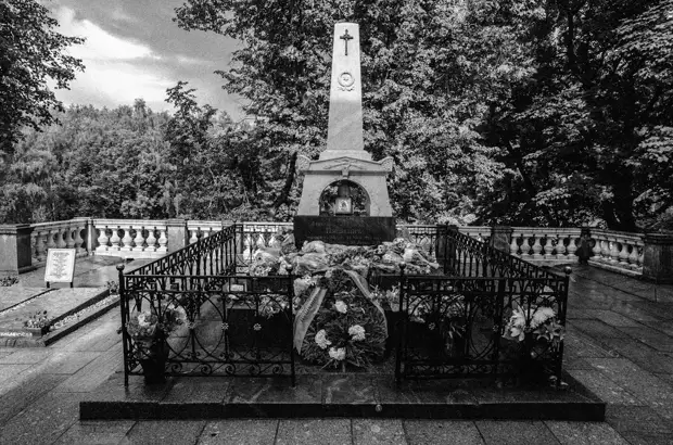 Могила Пушкина у Святогорского монастыря в Псковской области. Во времена Второй мировой немцы, отступая, заминировали могилу поэта — при ее разминировании погибли девять саперов. Источник: epitafii.ru