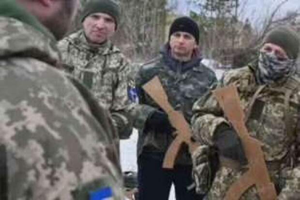 Территориальную оборону Украины вооружили деревянными автоматами