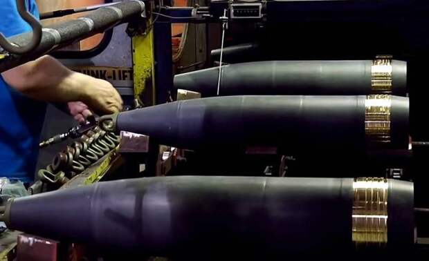 США начали распечатывать запасы боеприпасов 50-летней давности для поставки Киеву