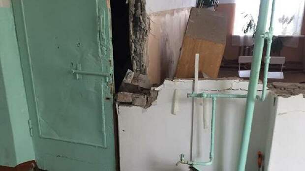 На фото рухнувшая стена школы в Приморье. Фото из открытых источников.