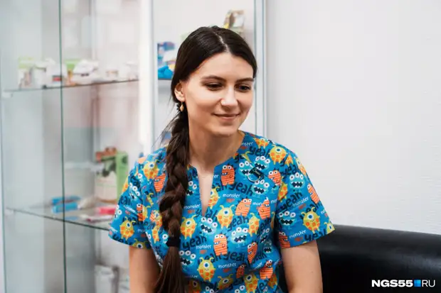 «Ловить крокодила было прикольно»: история 23-летней омички, которая лечит зубы животным