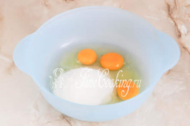 Шаг 2. В подходящую посуду разбиваем три куриных яйца среднего размера, добавляем к ним 120 граммов сахара и маленькую щепоточку ванилина (только не переборщите, он горький)